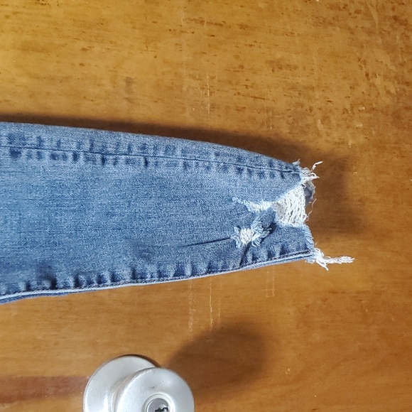 American Eagle Distressed Skinny - Picture 4 of 5